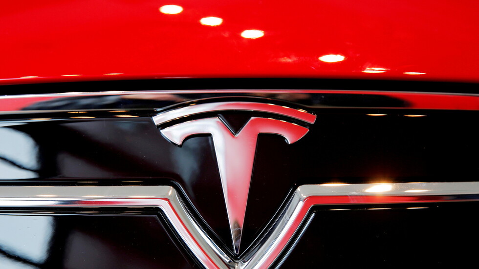 سيارة "تسلا" تخوض تجرية "غوص" (فيديو)