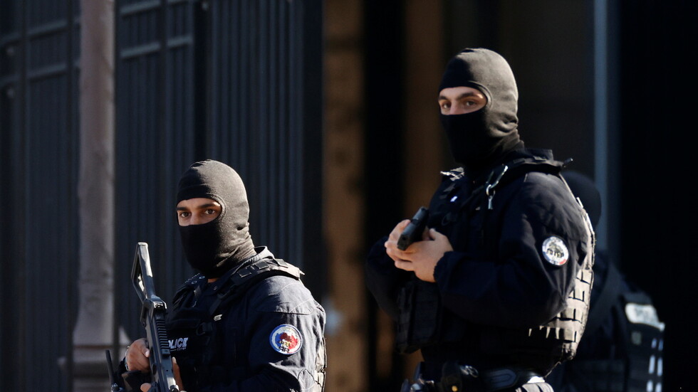 فرنسا.. القبض على 5 من "النازيين الجدد" خططوا لتفجيرات إرهابية‎‎