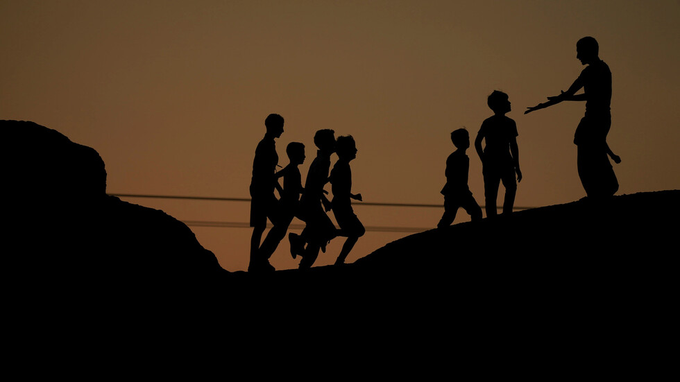 فيديو يهز العراق.. أب يعذب ابنه بـ"سادية" والسلطات تتدخل