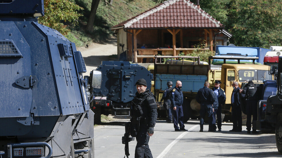 وسط تصاعد التوتر مع صربيا.. استهداف مكتبين حكوميين في كوسوفو