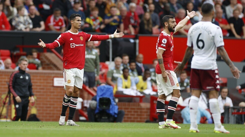 شاهد.. حارس أستون فيلا يطالب رونالدو بتنفيذ ركلة جزاء وينجح بتشتيت تركيز فرنانديز (فيديو)