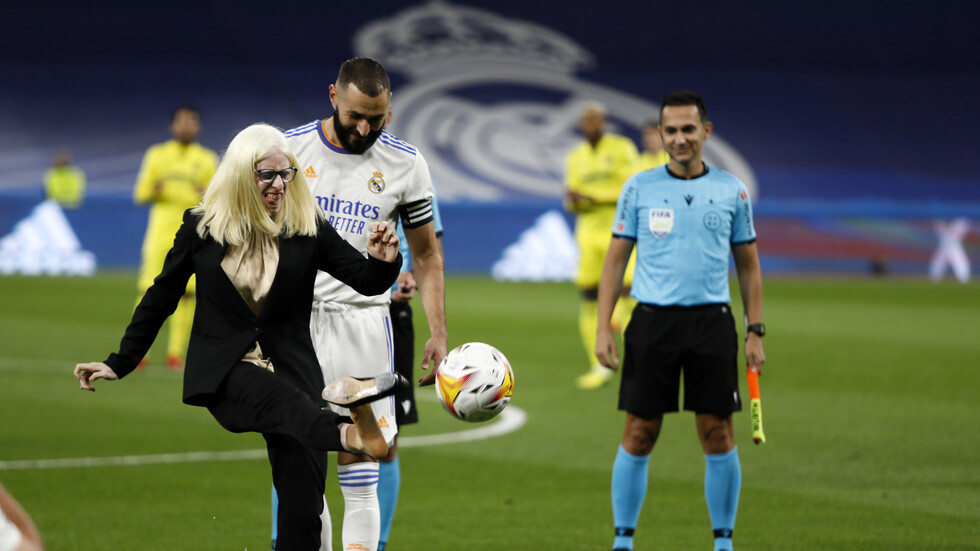 بنزيما يساعد بطلة بارالمبية في ارتداء حذائها بعد فقدانه أثناء ركلة البداية (فيديو)