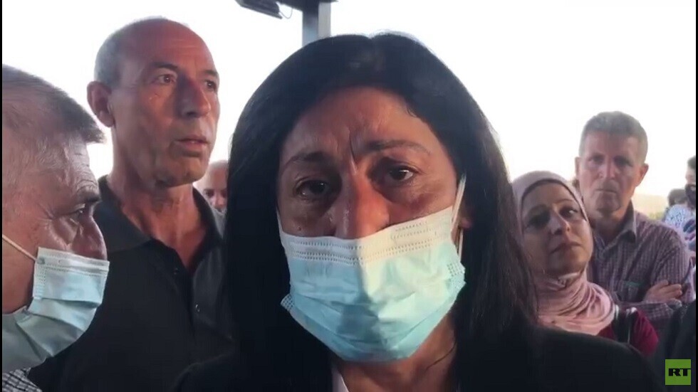 الأسيرة الفلسطينية المحررة خالدة جرار تبكي على قبر ابنتها سهى (فيديو)