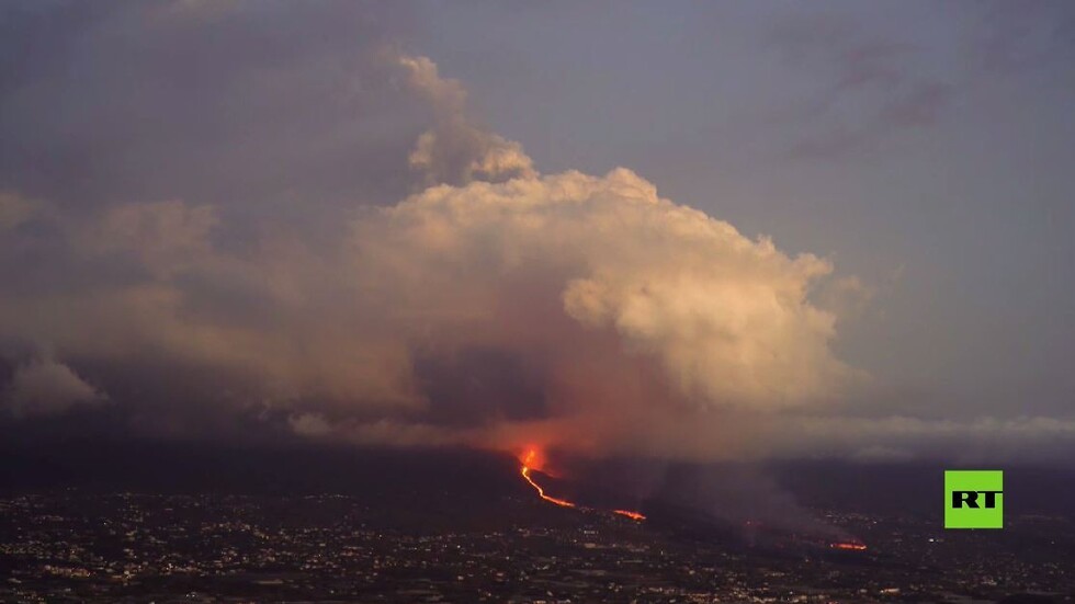 بالفيديو.. احتدام ثوران بركان 