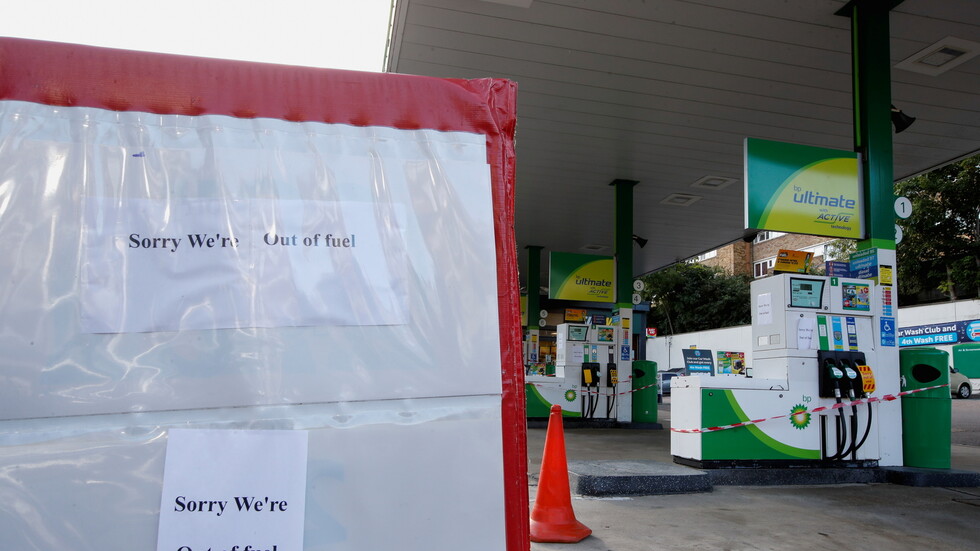جمعية تجار البنزين في بريطانيا تعلن عن نفاد الوقود في آلاف المحطات بسبب "تهافت السائقين"