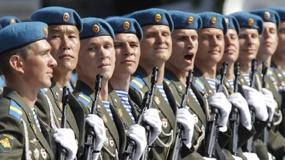 قوات الإنزال الجوي الروسية تبدأ مناورات واسعة النطاق في القرم