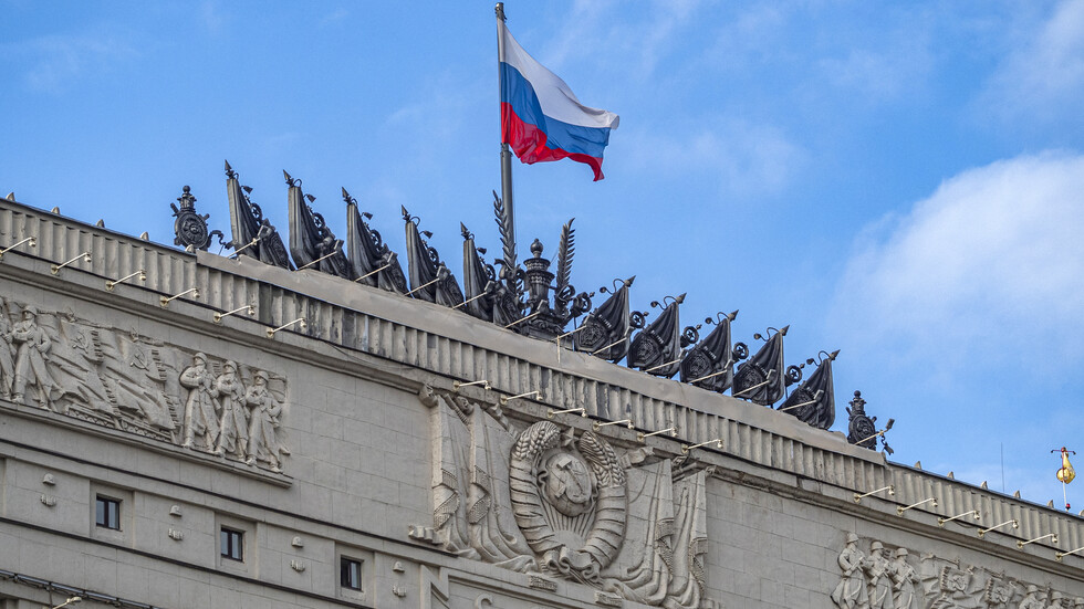 عسكريون روس يتفقدون موقعا عسكريا بريطانيا