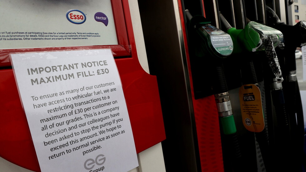 مصدر:  عناصر من الجيش البريطاني يقودون صهاريج الوقود لمحطات التوزيع