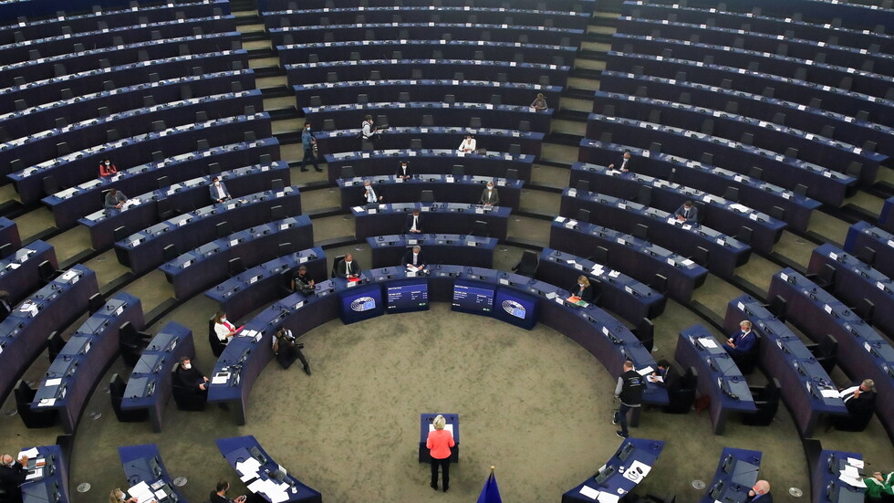 البرلمان الأوروبي يطالب بالإفراج عن ناشطين مصريين