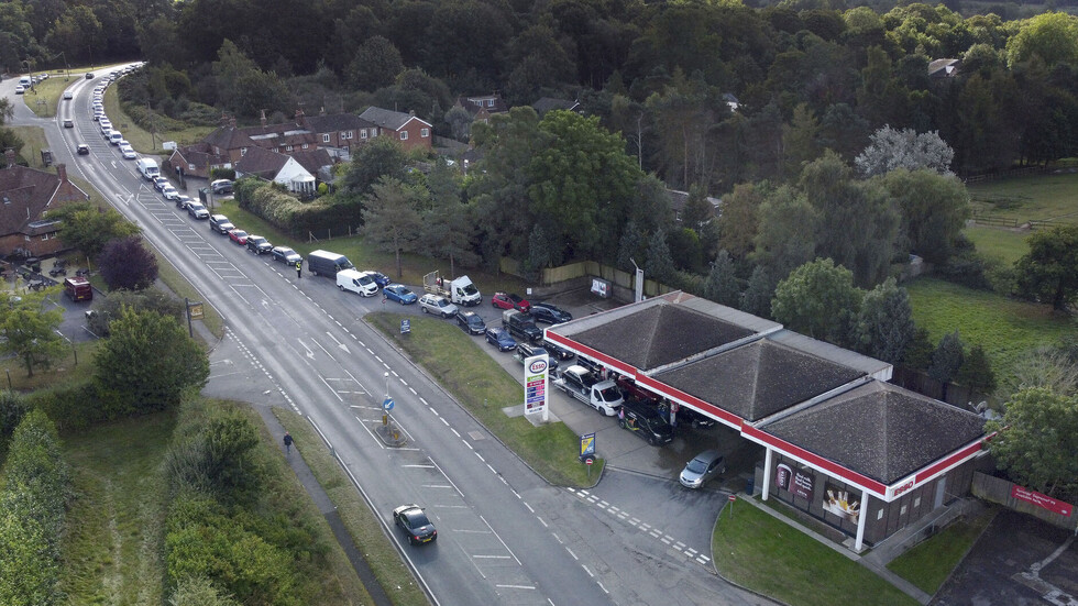 بريطانيا.. الجيش يكلّف سائقيه بقيادة صهاريج الوقود وإيصاله إلى المحطات
