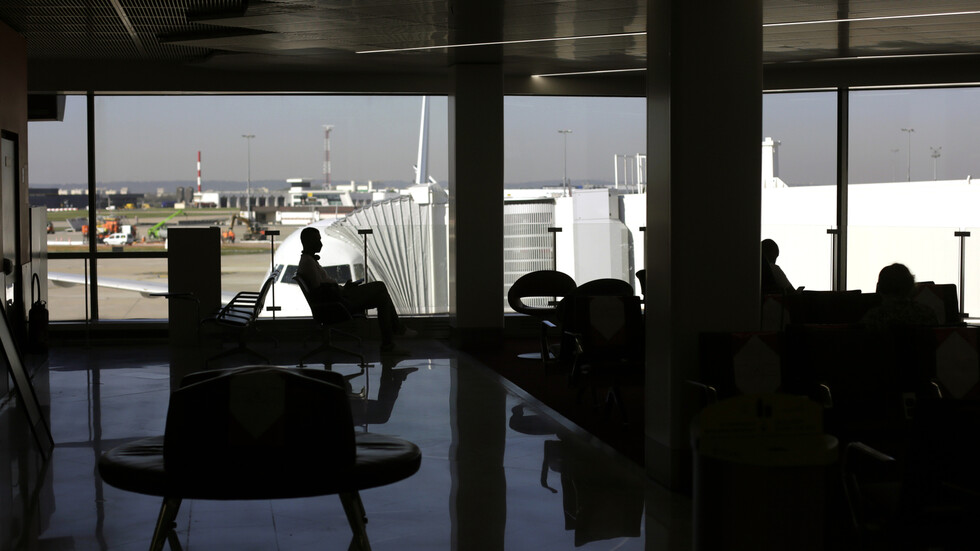 مطارات باريس تعلق الرحلات بسبب عطل فني