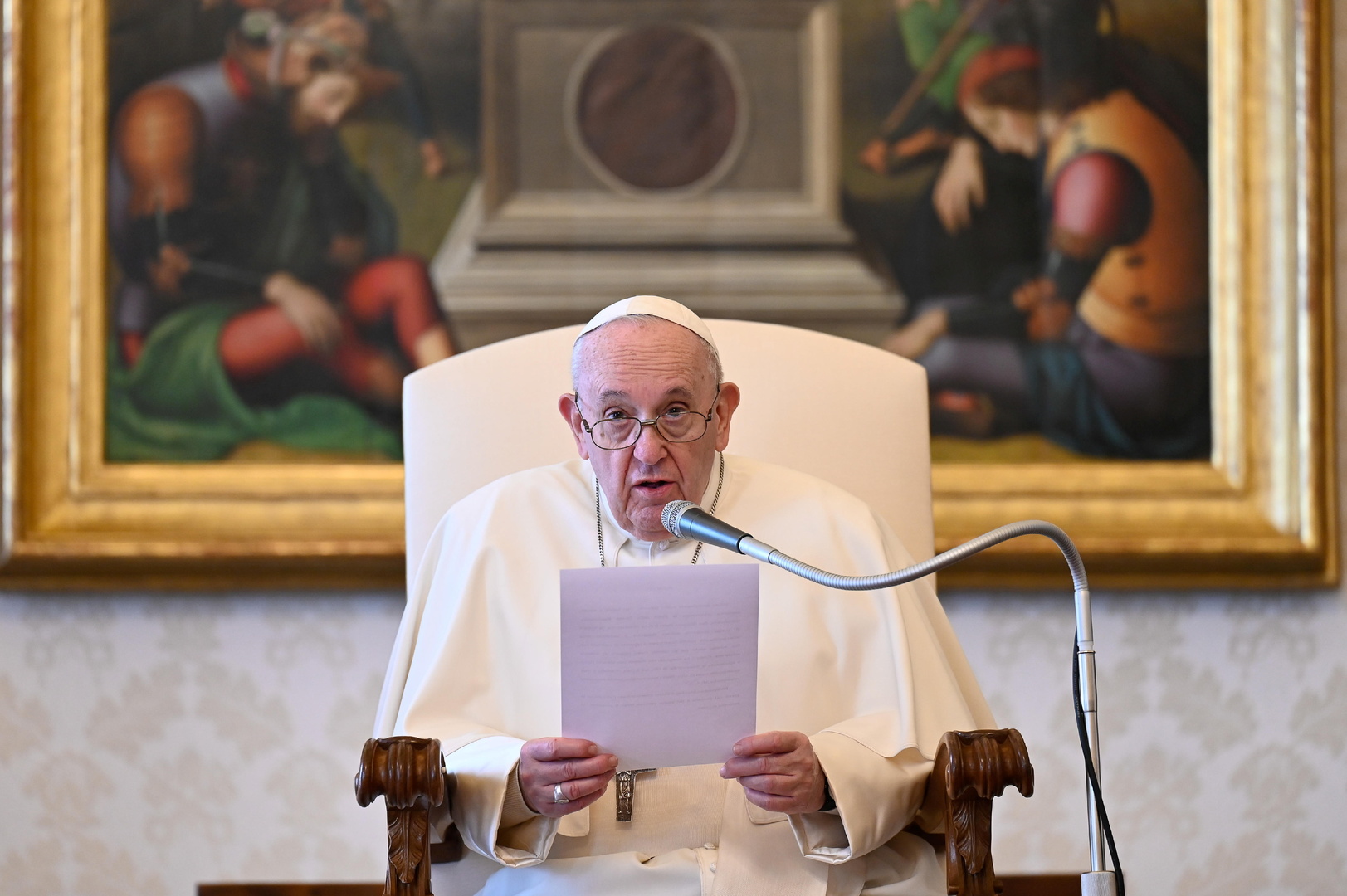 البابا فرنسيس ينفي اعتزامه الاستقالة ويقول إنه يعيش 