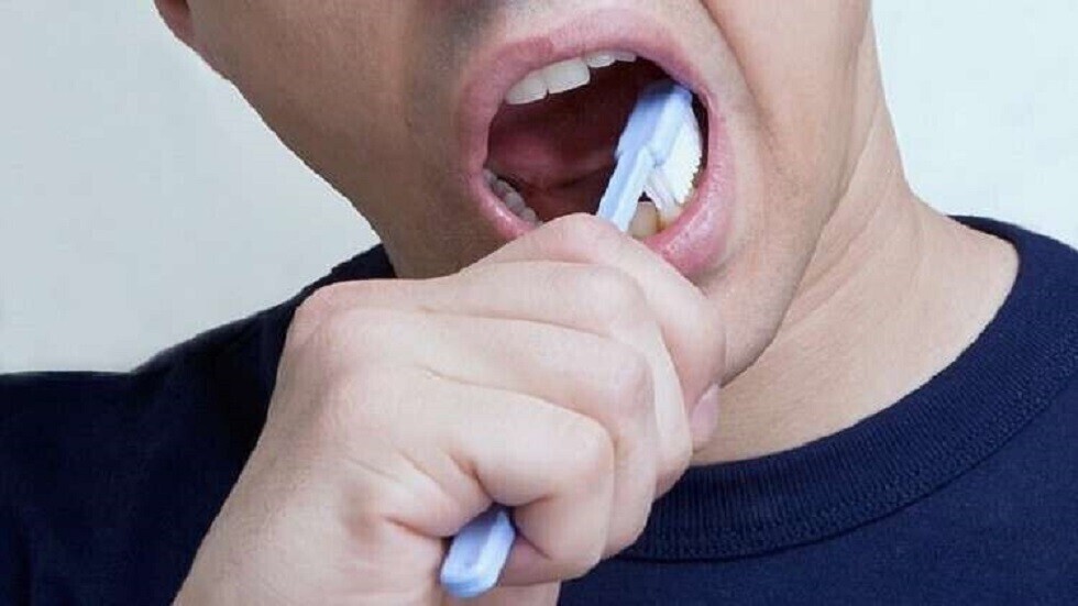 علامة عند تنظيف أسنانك قد تشير إلى أنك 
