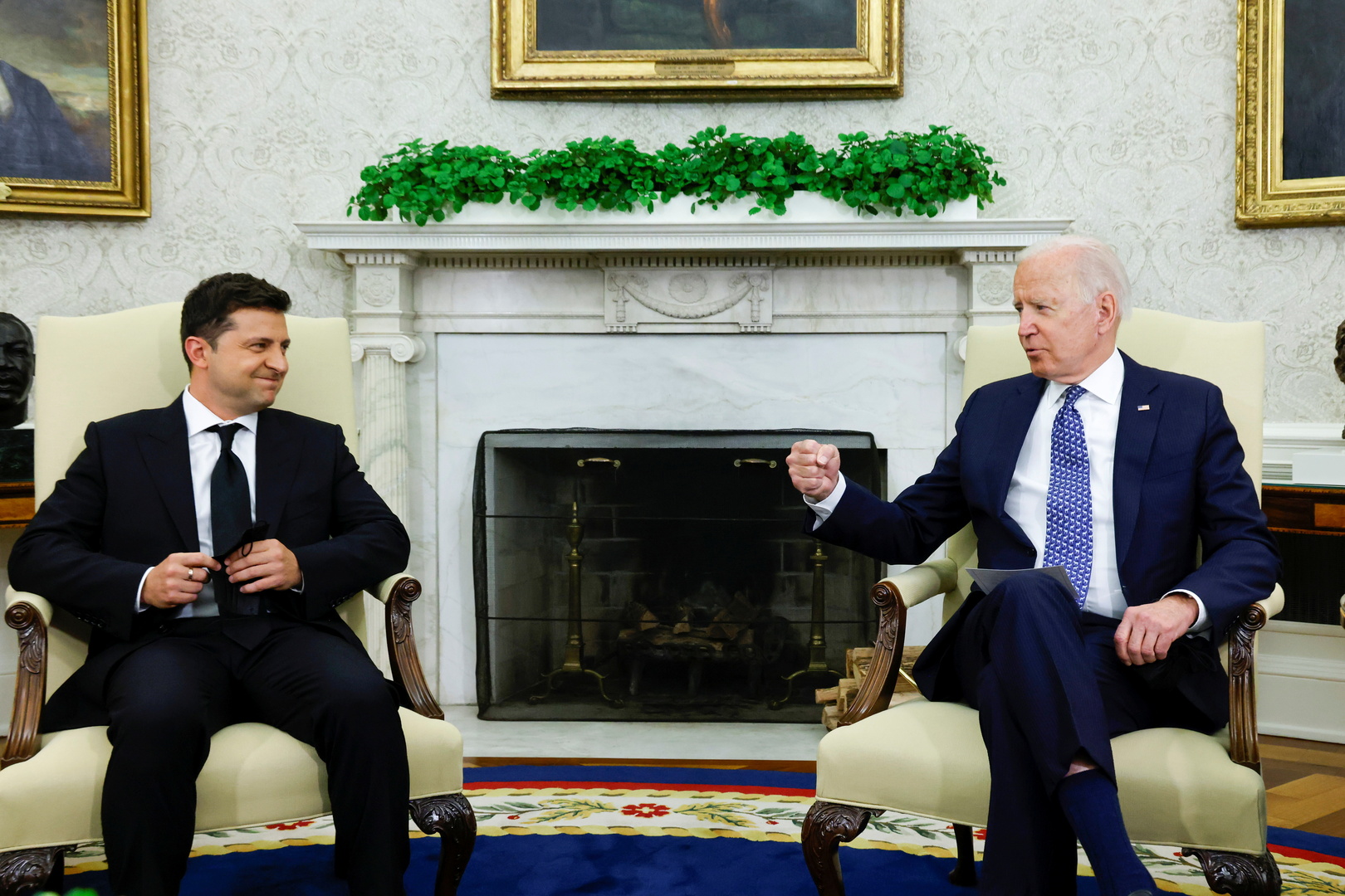 بايدن يؤكد لزيلينسكي الدعم الأمريكي لأوكرانيا