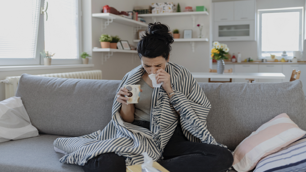 مع بداية موسم الإنفلونزا .. كيف تكتشف الفرق بين كوفيد والإنفلونزا ونزلات البرد