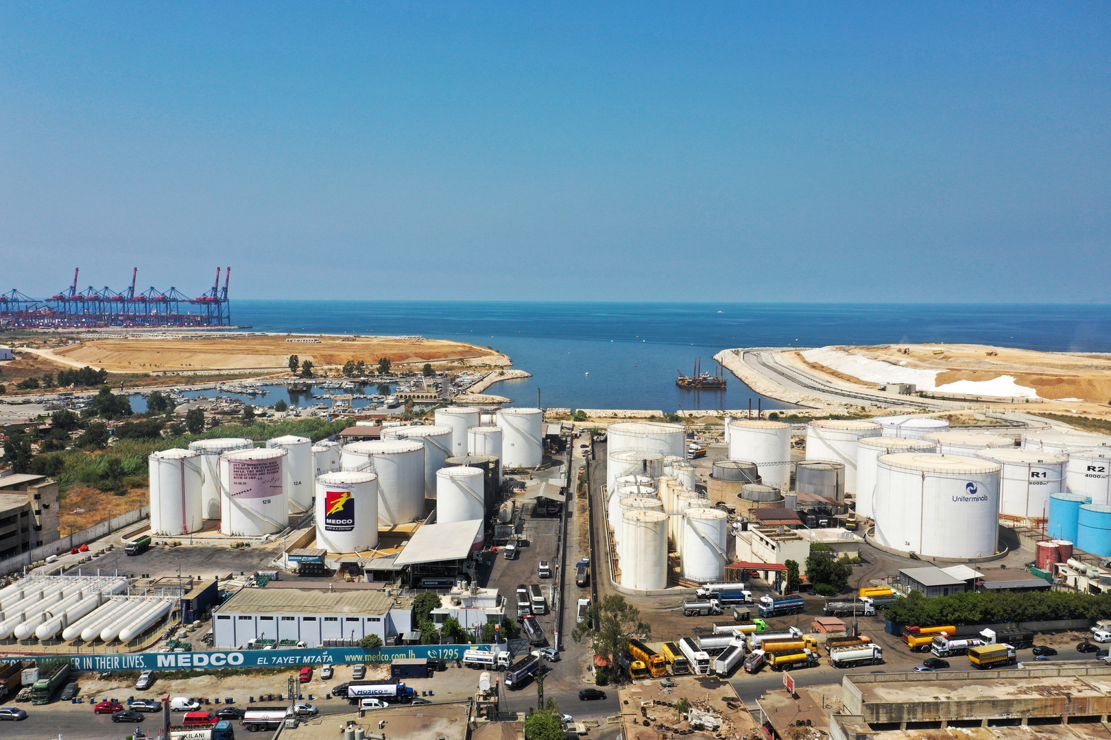 مصادر: النفط الإيراني سينقل إلى لبنان بشاحنات من سوريا