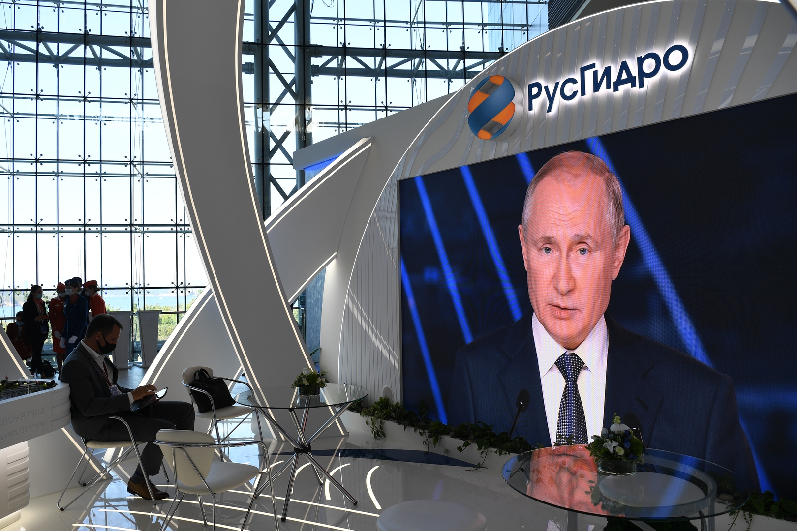 الرئيس الروسي يدعو لإطلاق خط شحن منتظم على طول ممر الملاحة الشمالي