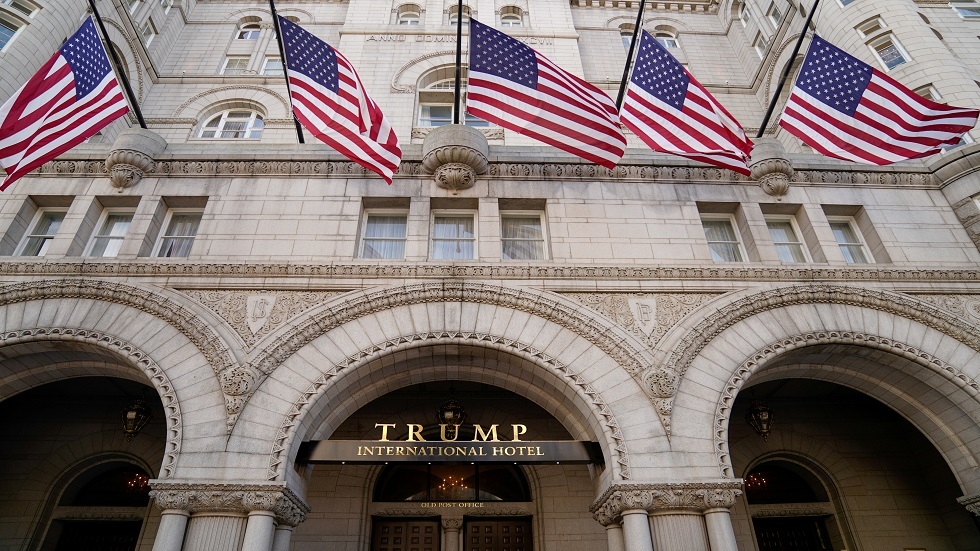 ترامب يبيع فندقه في واشنطن المخطوط اسمه بحروف ذهبية عليه