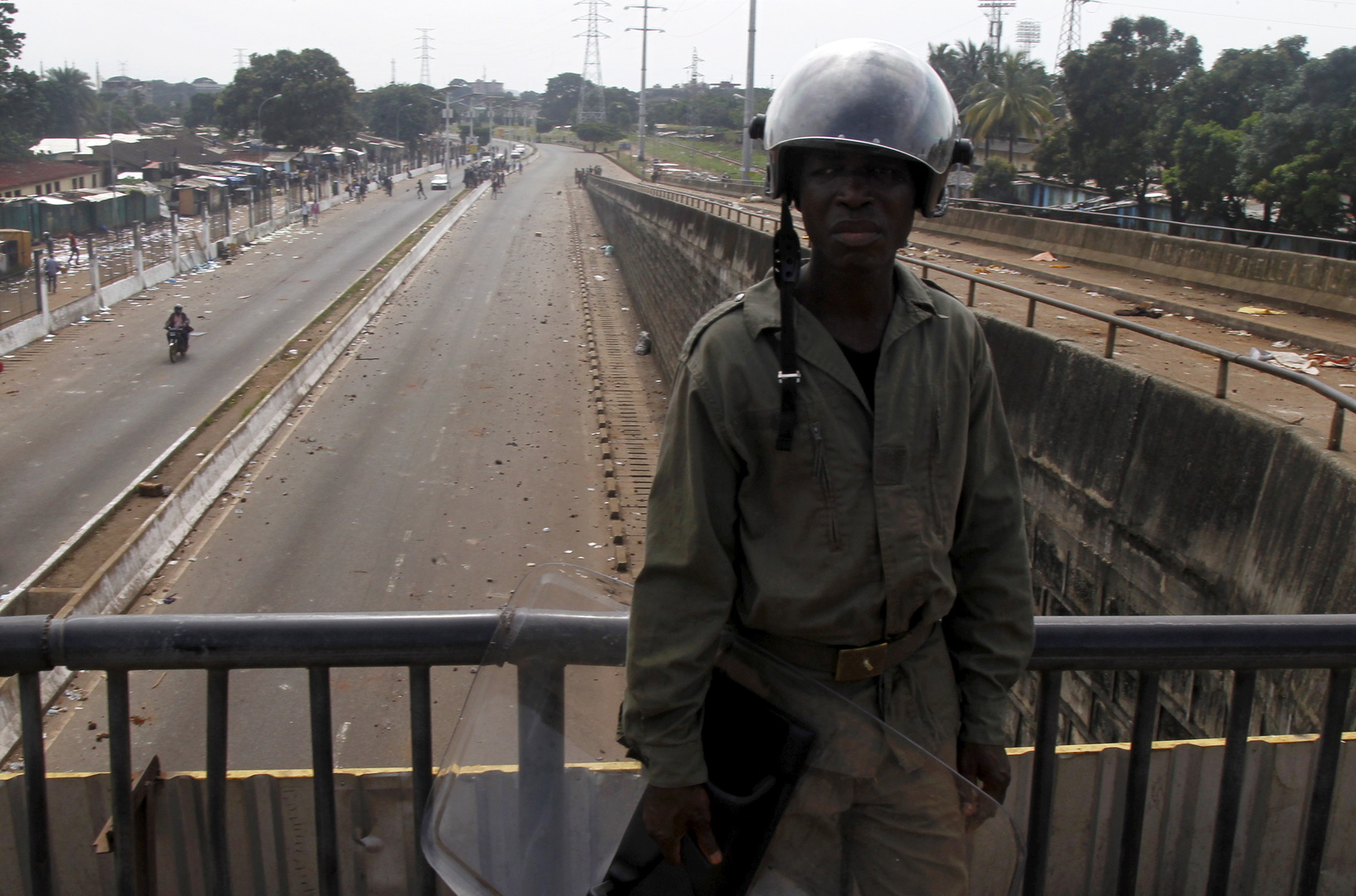 زعيم العسكريين الانقلابيين في غينيا يعلن اعتقال الرئيس كوندي ووقف العمل بالدستور
