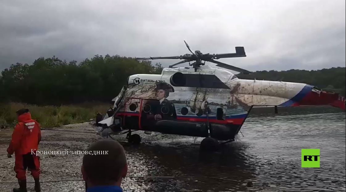 بالفيديو.. استخراج مروحية مي-8 المنكوبة من بحيرة في كامتشاتكا