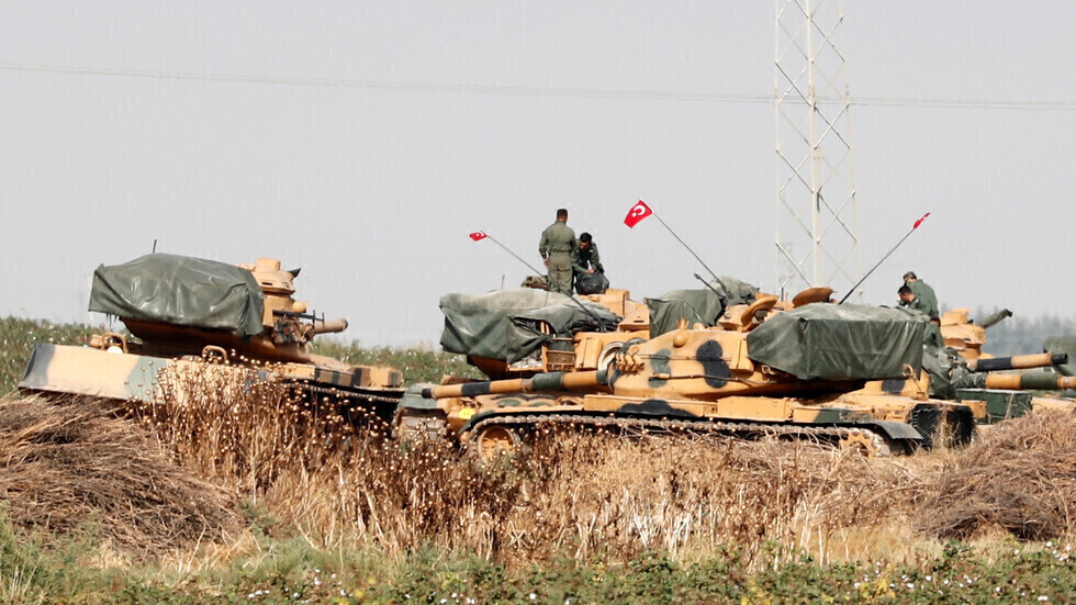 دبابات تركية على الحدود مع سوريا.