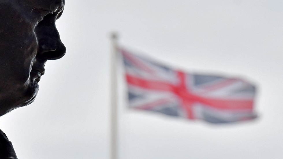 تمثال ونستون تشرشل أمام العلم البريطاني