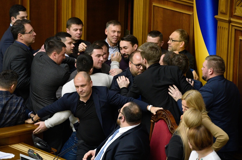 مشاجرة في برلمان أوكرانيا بسبب توجيه إهانة للرئيس زيلينسكي