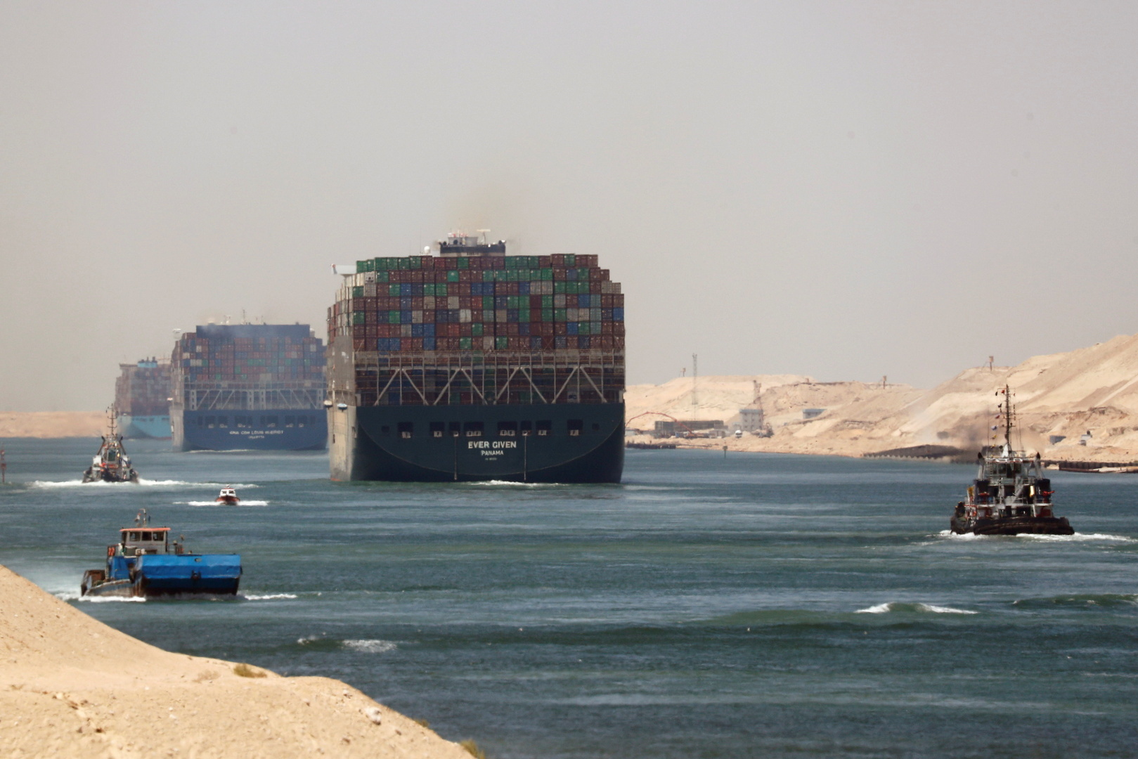 الأسطول المصري يسارع لتعويم سفينة جنحت في قناة السويس (صورة)