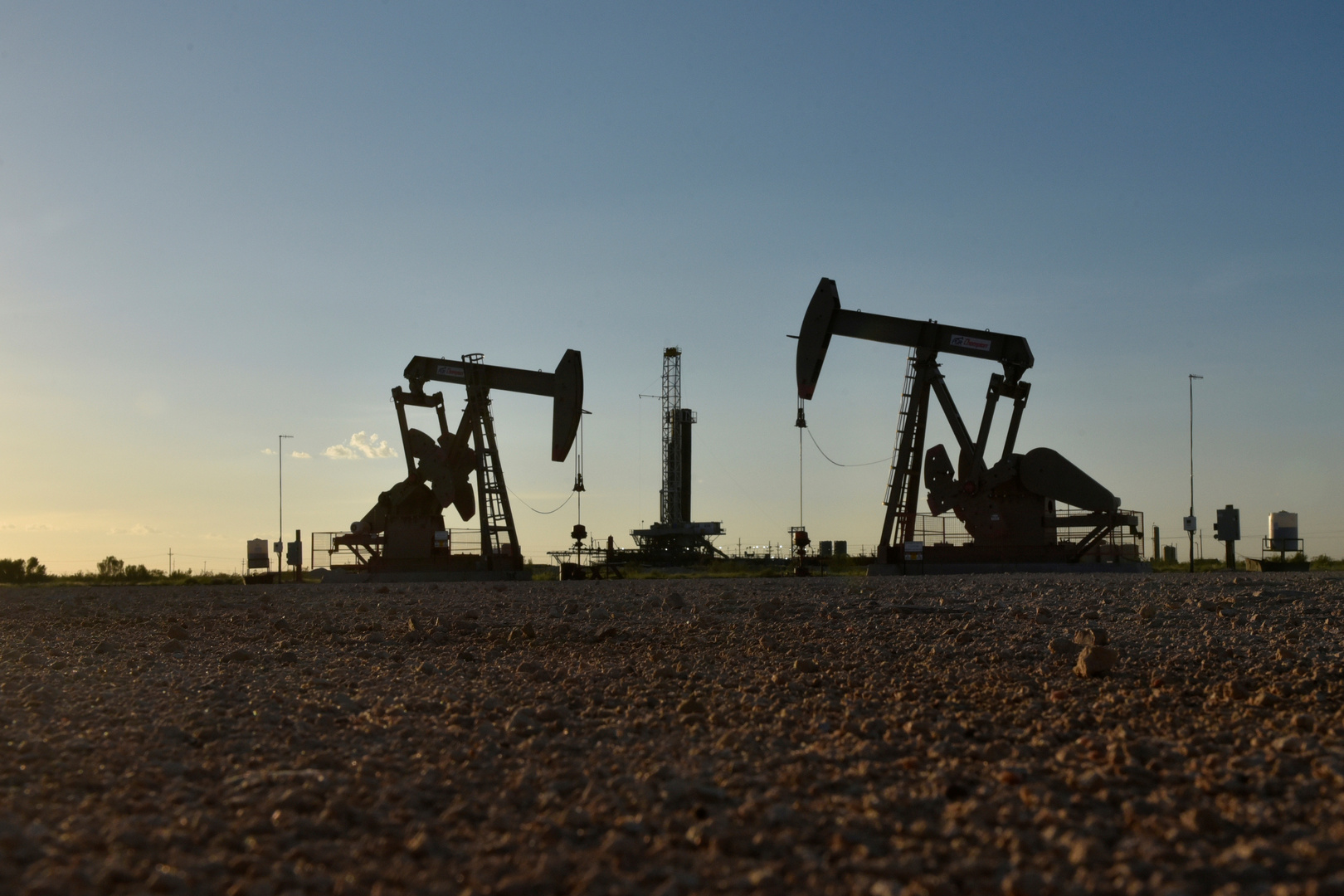 ارتفاع أسعار النفط بعد توقعات متشائمة حول الإنتاج الأمريكي