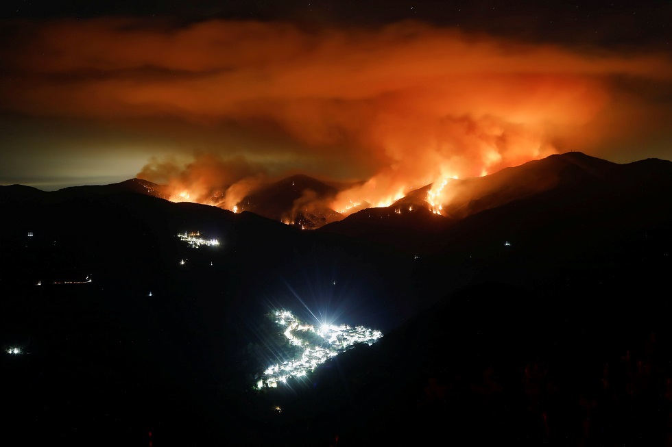 حريق الغابات في إسبانيا يجبر رجال الإطفاء على التقهقر (فيديو)