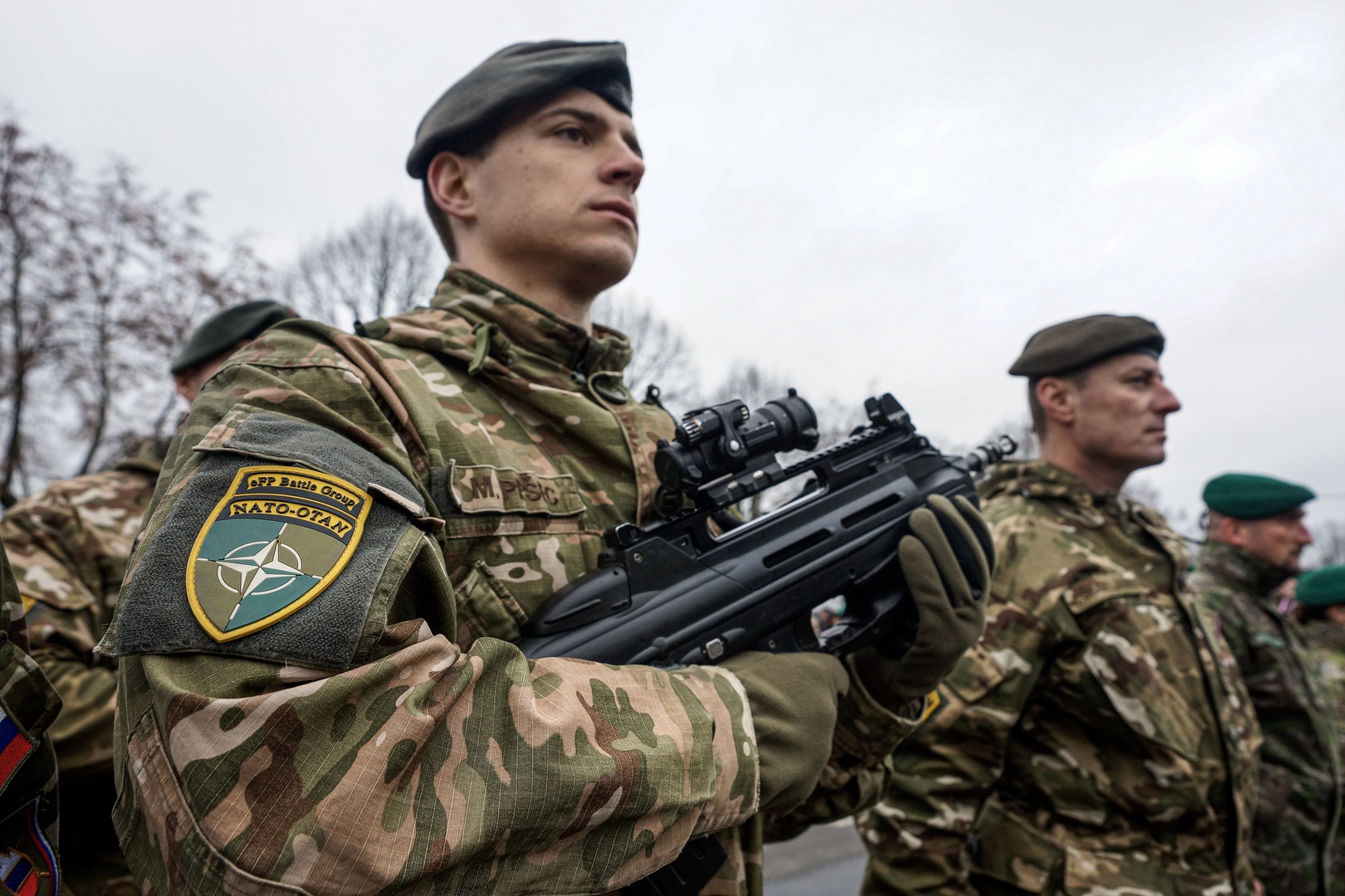 بالفيديو.. تدريبات عسكرية في وضح النهار تثير الرعب بين سكان عاصمة لاتفيا