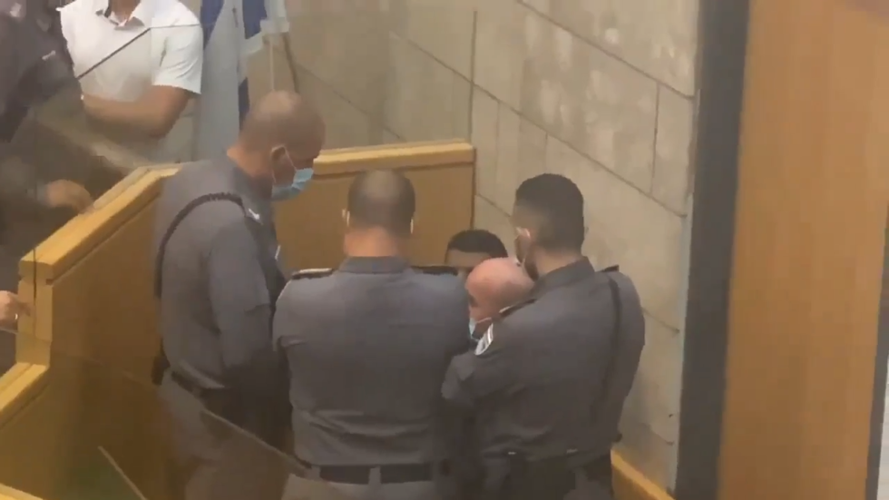 الشرطة الإسرائيلية تحيط بالأسير زكريا الزبيدي في قاعة المحكمة لمنع تصويره (فيديو)