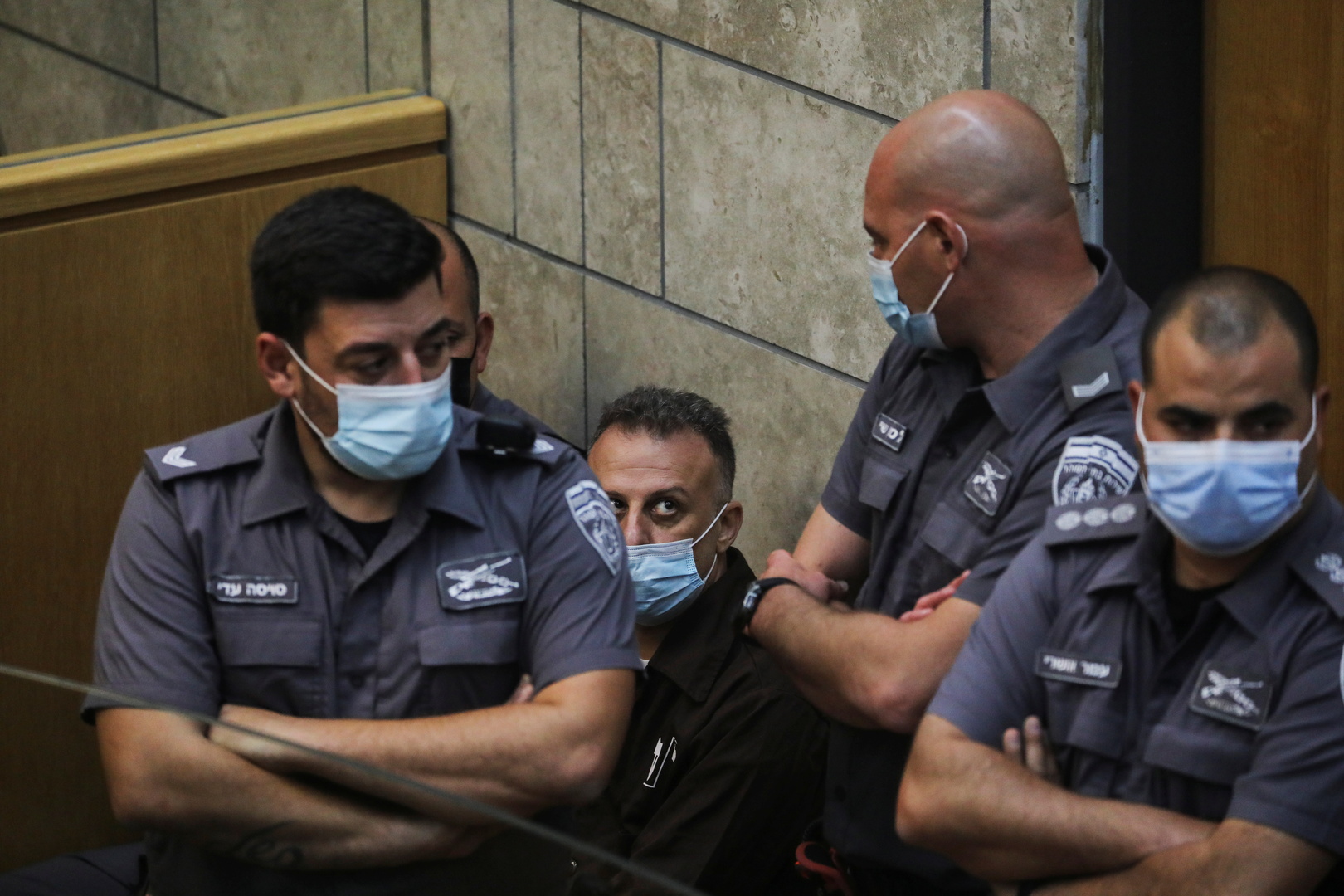 لا منفذ إلا لعدسة الكاميرا.. الشرطة تحاصر الأسرى الفلسطينيين الأربعة داخل المحكمة