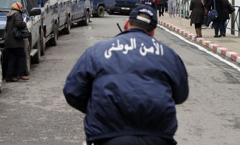 شرطي جزائري يقتل زوجته وابنتيه رميا بالرصاص