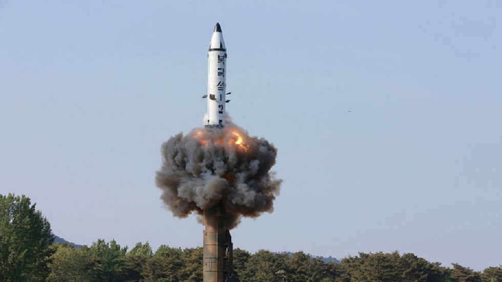 كوريا الشمالية تختبر بنجاح صاروخا جديدا بعيد المدى