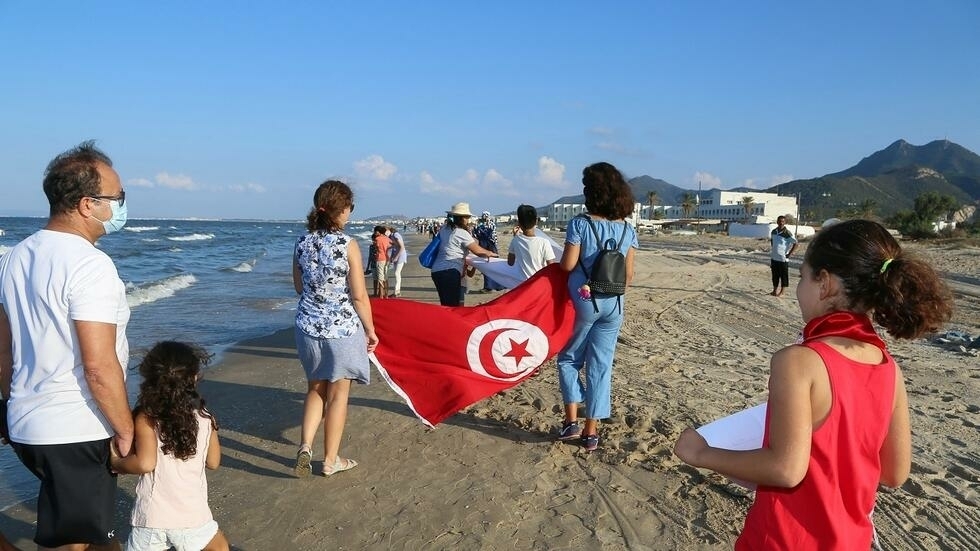 تونس.. تشكيل أطول سلسلة بشرية في تاريخ البلاد تنديدا بالتلوث البحري (صور + فيديو)