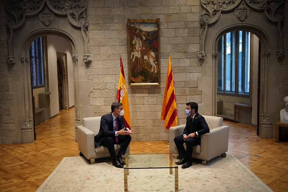 رئيس وزراء إسبانيا بيدرو سانشيز وزعيم كتالونيا بيري أراغونيس