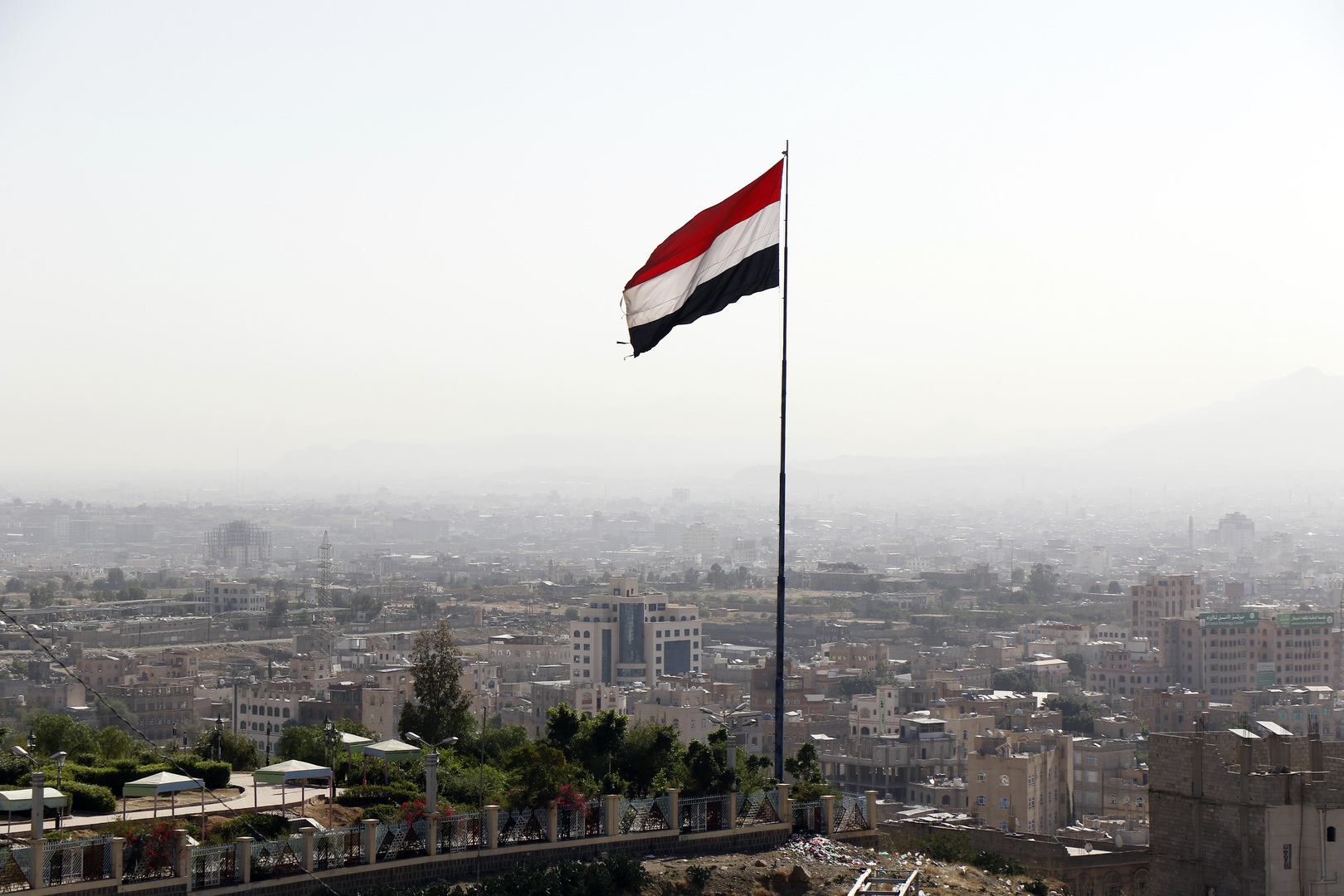 اليمن.. رئيس المجلس الانتقالي الجنوبي يعلن حالة الطوارئ ورفع درجة الجاهزية القتالية