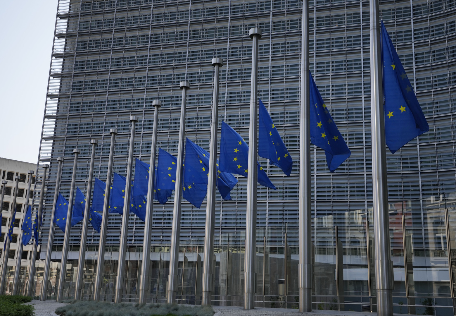 المفوضية الأوروبية تقدم توصيات لدعم سلامة الصحفيين والإعلاميين