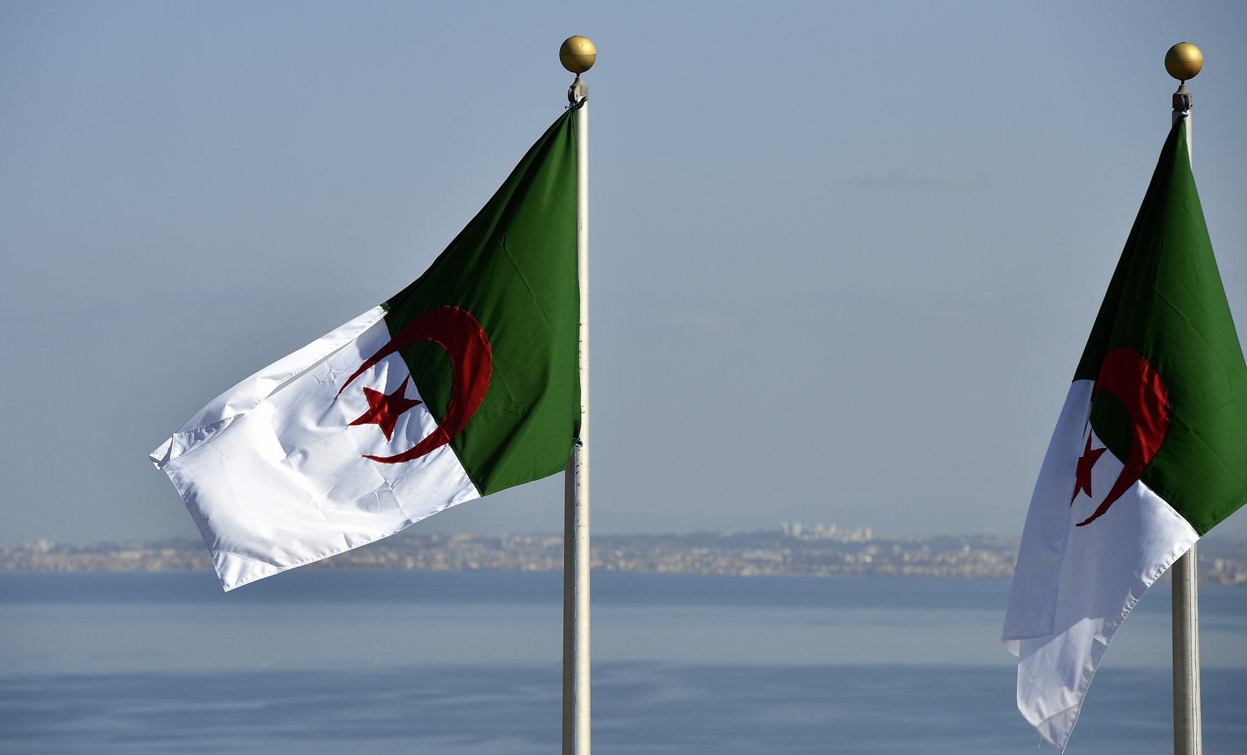 الرئيس الجزائري يقرر تنكيس علم البلاد ثلاثة أيام حدادا على وفاة بوتفليقة