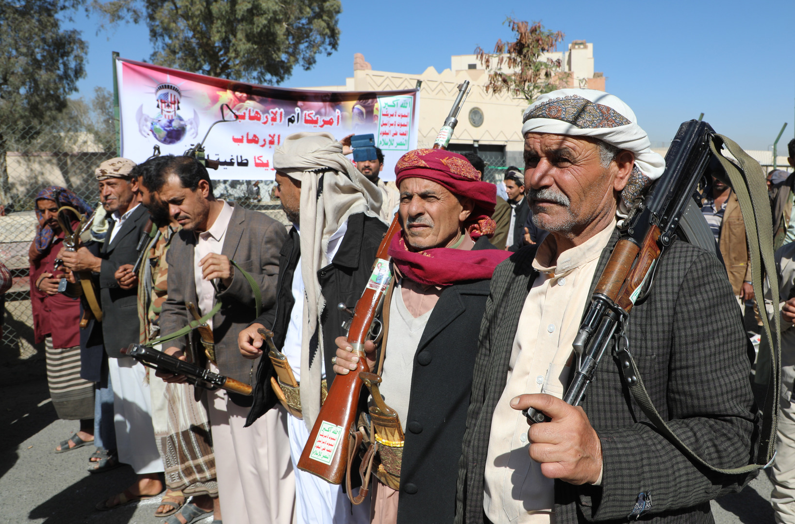 الحوثيون يتهمون التحالف العربي بقتل سبعة يمنيين من أسرة واحدة بغارة جوية