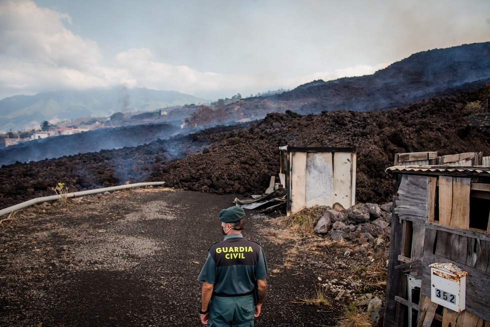 مسؤول إسباني يحذر من انبعاث غازات سامة بعد ثوران بركان لابالما