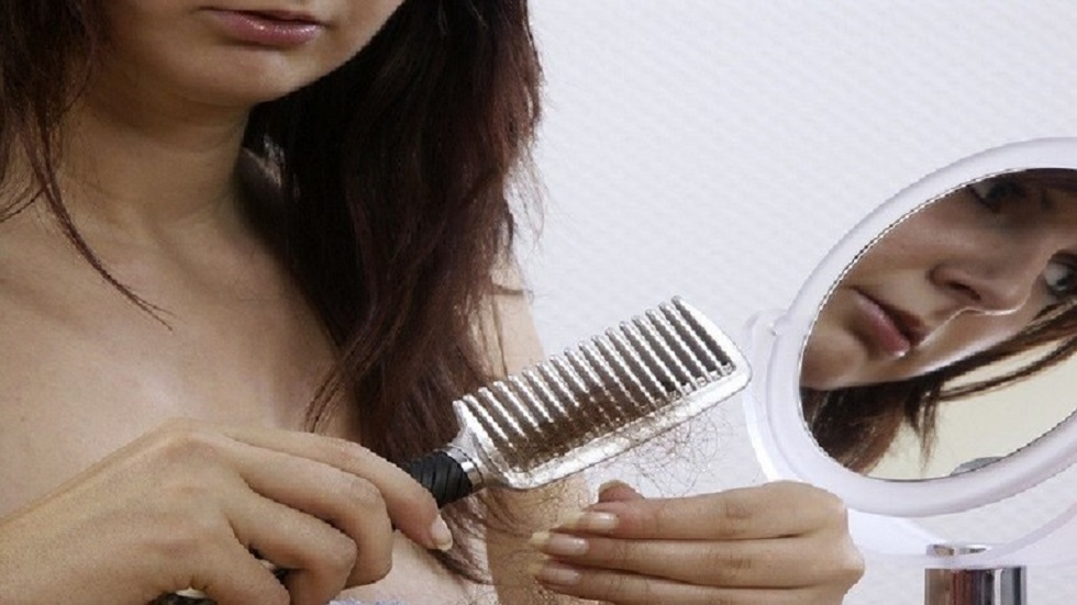 طبيبة روسية توضح كيف يمكن وقف تساقط الشعر بعد 