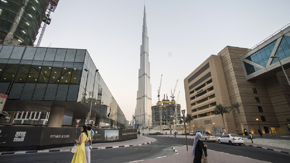 برج خليفة في دبي يتزيّن باللون الأخضر احتفاء باليوم الوطني السعودي