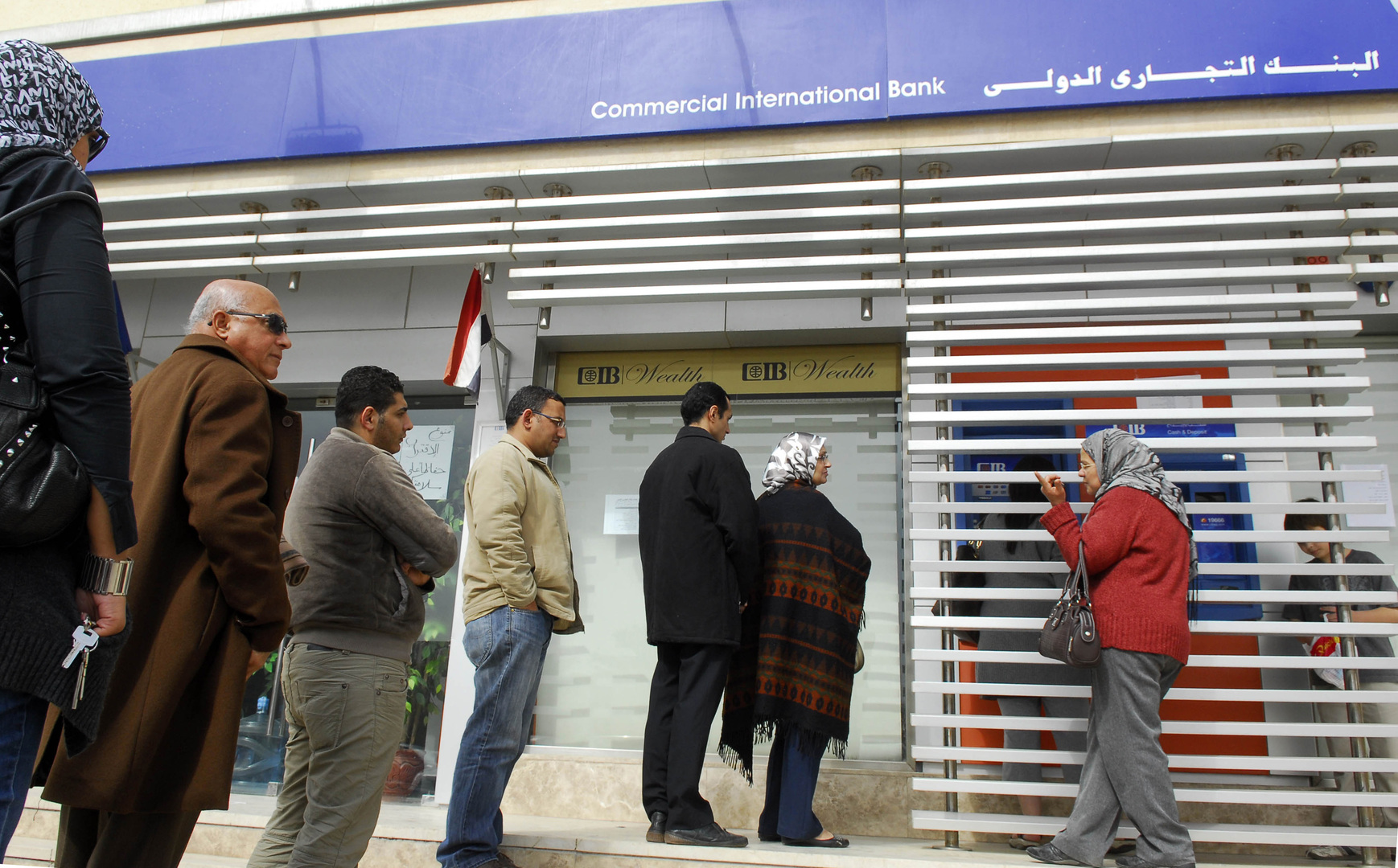المالية المصرية تعلق على مسألة فرض عمولة على السحب من ماكينة الصراف الآلي