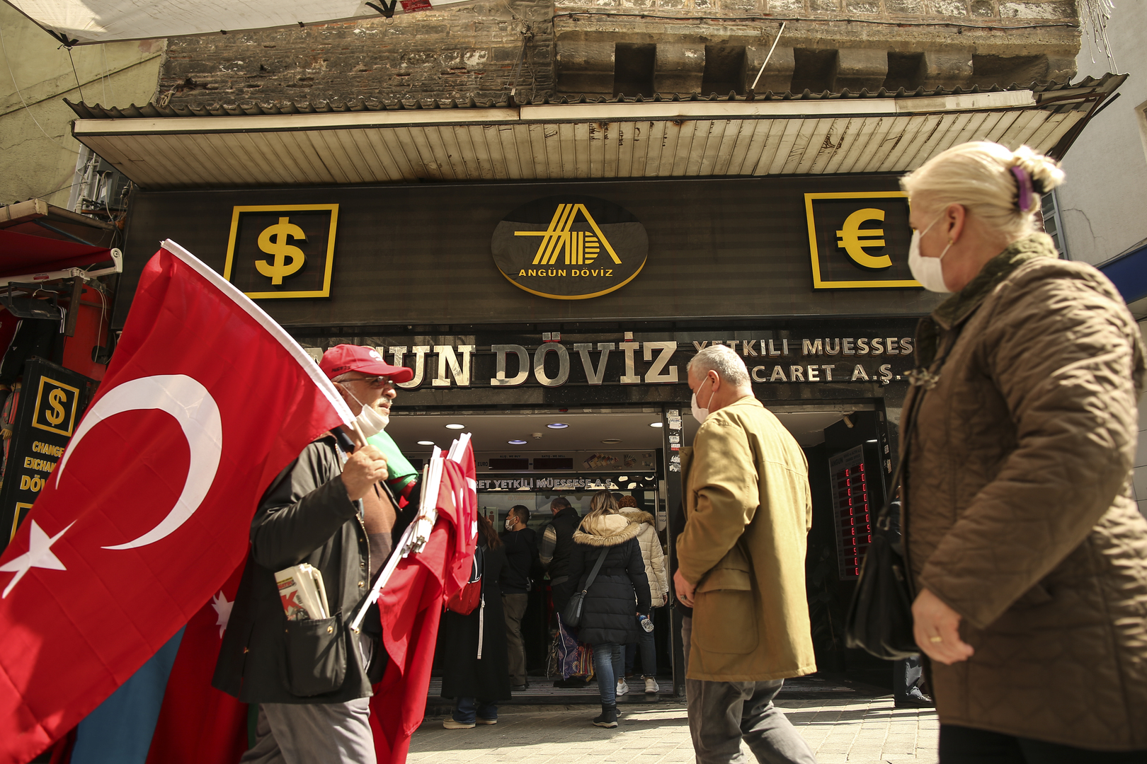 الليرة التركية تهوي إلى أدنى مستوى في التاريخ