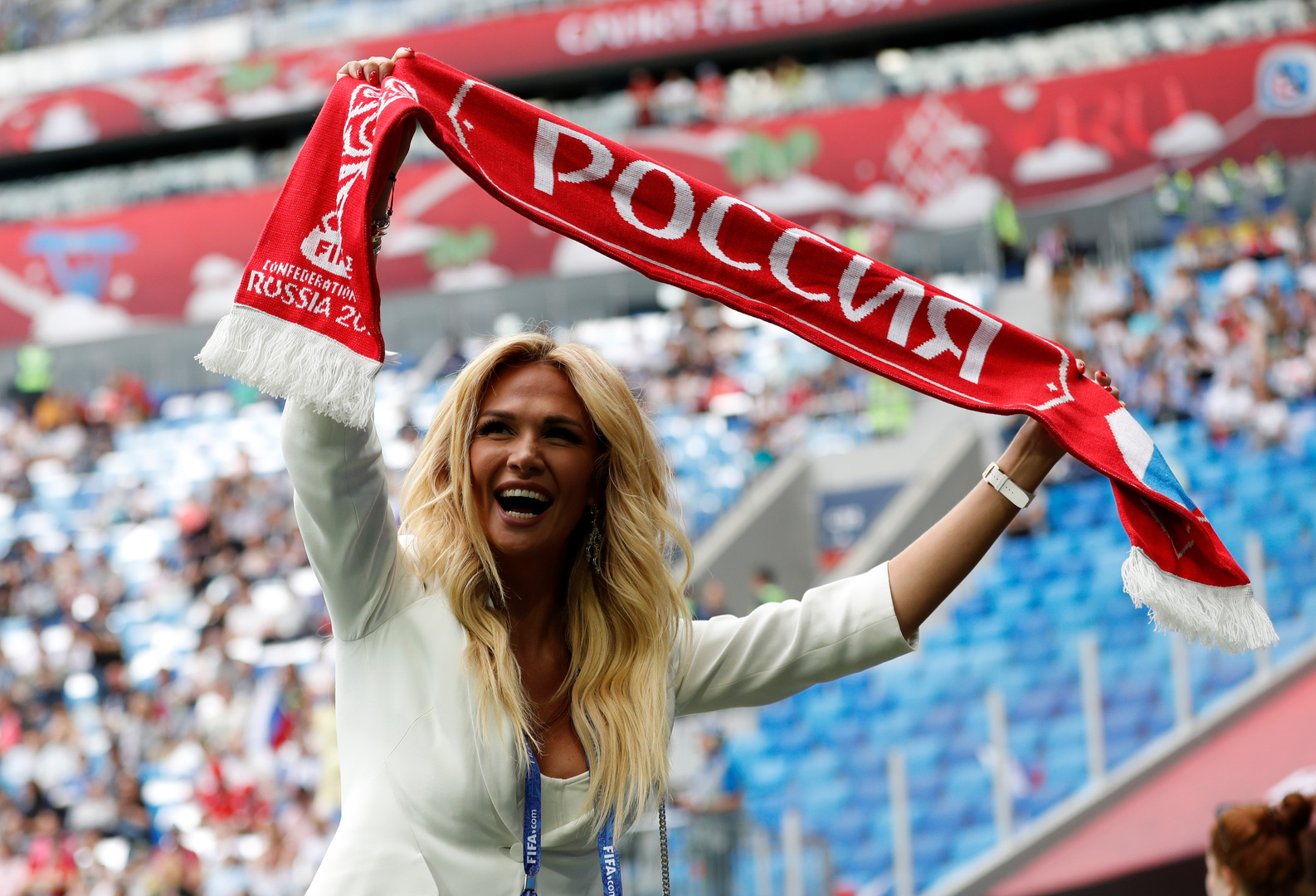 سفيرة كأس العالم 2018 وملكة جمال تروج لجناح روسيا في معرض 