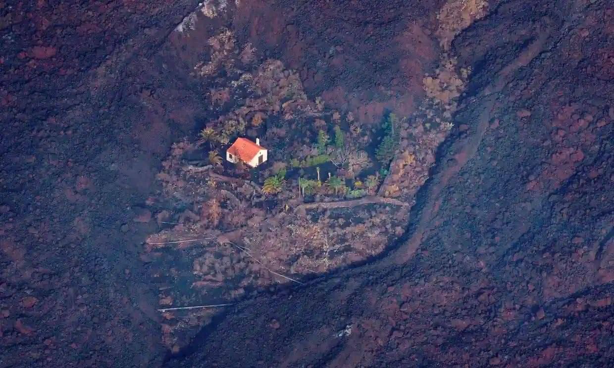 كجزيرة بين الحمم البركانية.. منزل ينجو بأعجوبة من بركان جزر الكناري (صور+فيديو)