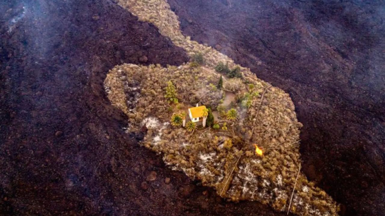 كجزيرة بين الحمم البركانية.. منزل ينجو بأعجوبة من بركان جزر الكناري (صور+فيديو)
