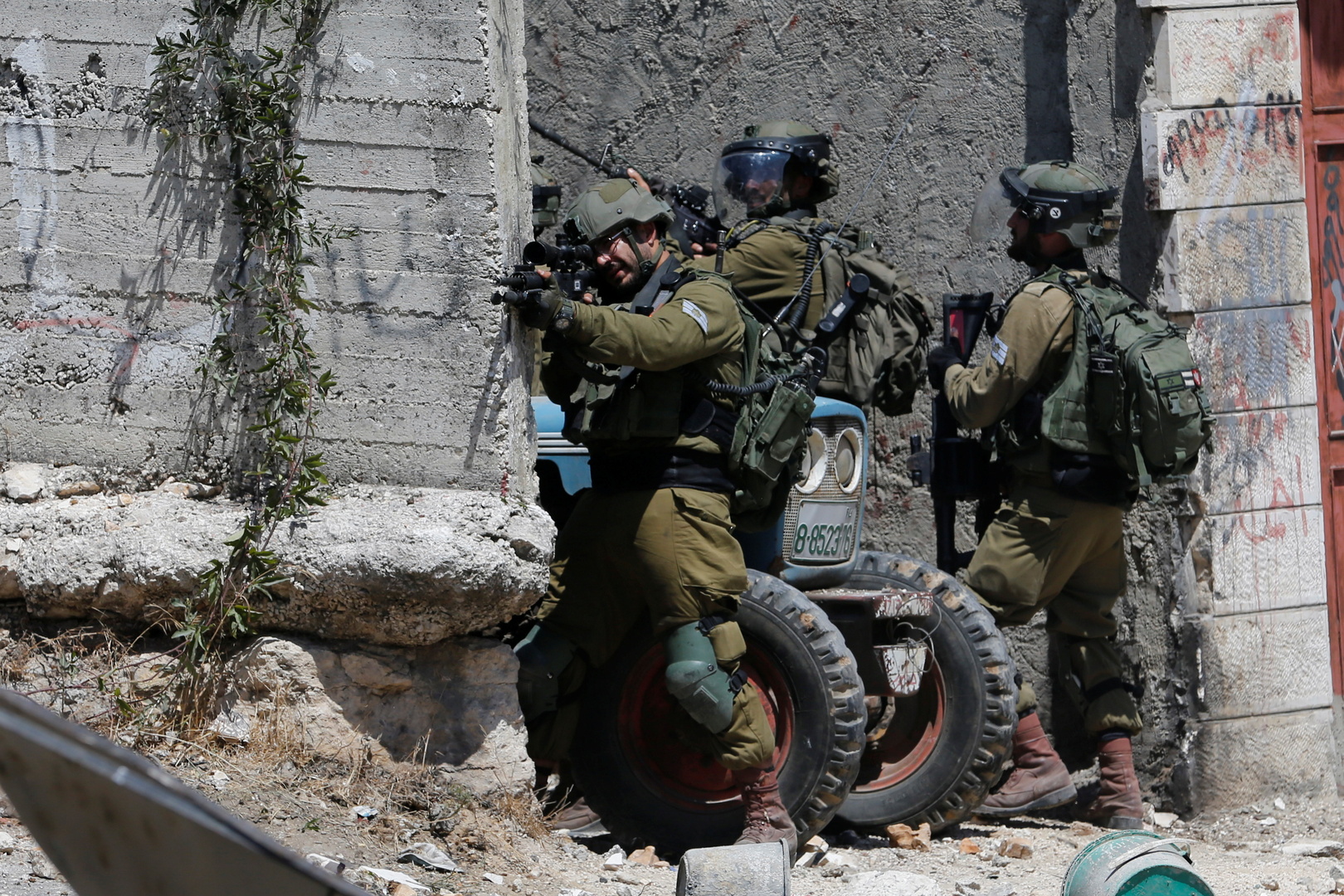 سقوط قتلى فلسطينيين وسط اشتباكات وانفجارات في الضفة الغربية